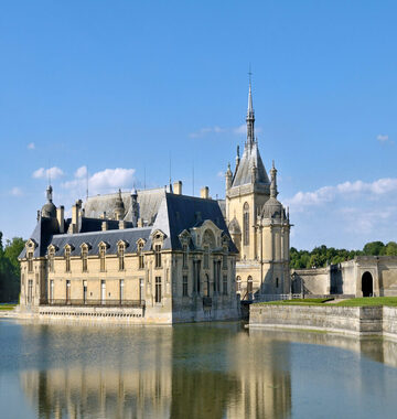 🏰 Le Château de Chantilly : un joyau méconnu, caché au cœur des forêts de l’Oise…
