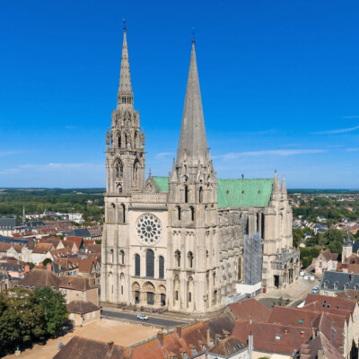 Les Secrets Cachés de la Cathédrale de Chartres : Labyrinthe, Lumière et Reliques