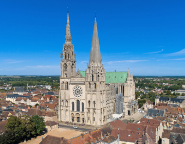 Les Secrets Cachés de la Cathédrale de Chartres : Labyrinthe, Lumière et Reliques