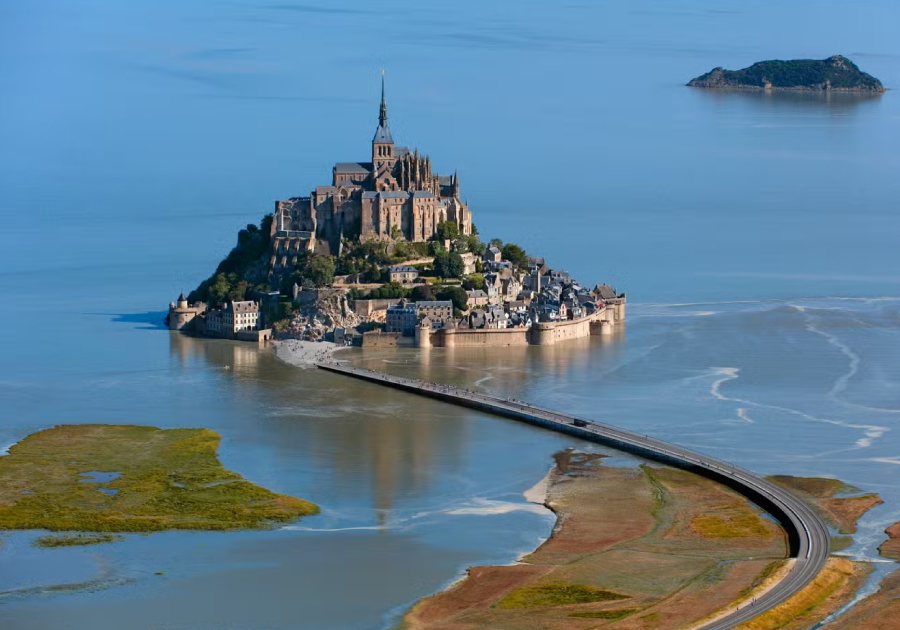 Les secrets du Mont-Saint-Michel : mystères, légendes et faits méconnus