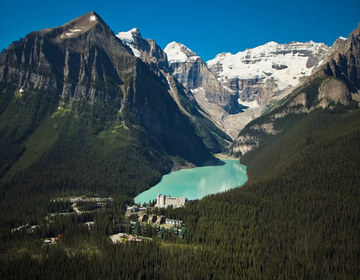 Lake Louise – Le joyau glacé des Rocheuses canadiennes