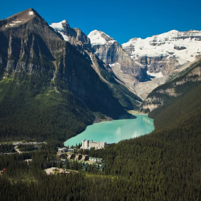 Lake Louise – Le joyau glacé des Rocheuses canadiennes